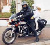 le père, sa fille et sa moto