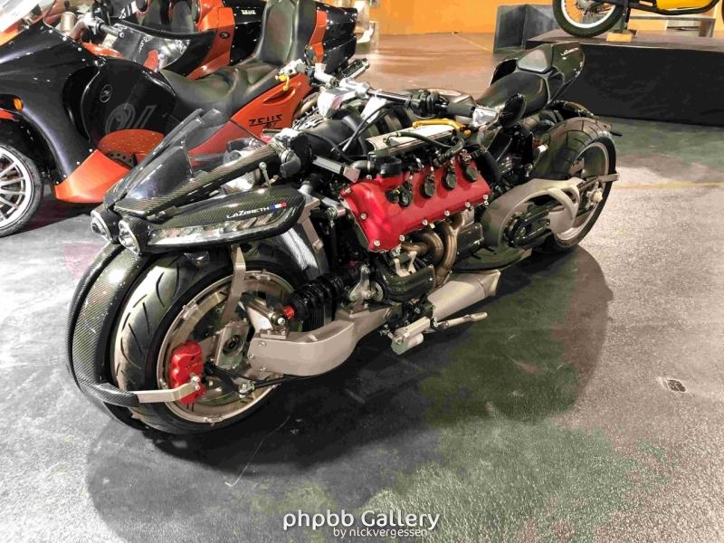 Difficile à piloter cette moto avec moto de Maserati de 430 cv