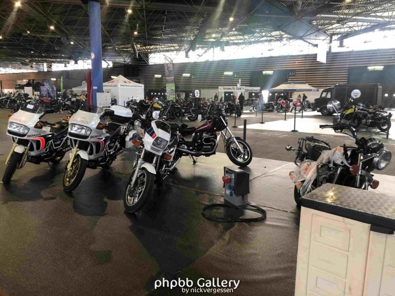 Nos motos nous attendent sur le stand