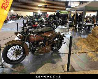 Un beau stand de motos d'avant guerre